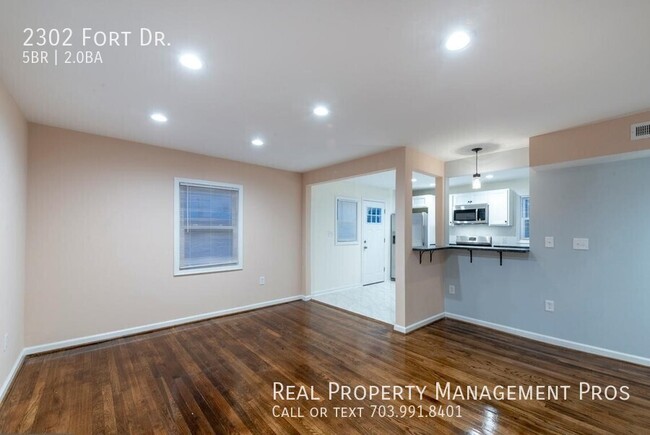 Building Photo - 2302 Fort Dr