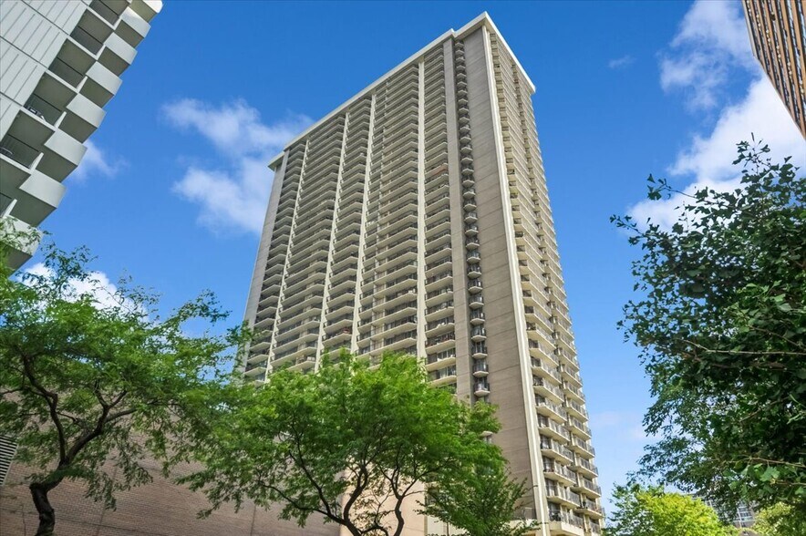 Primary Photo - 6007 N Sheridan Rd