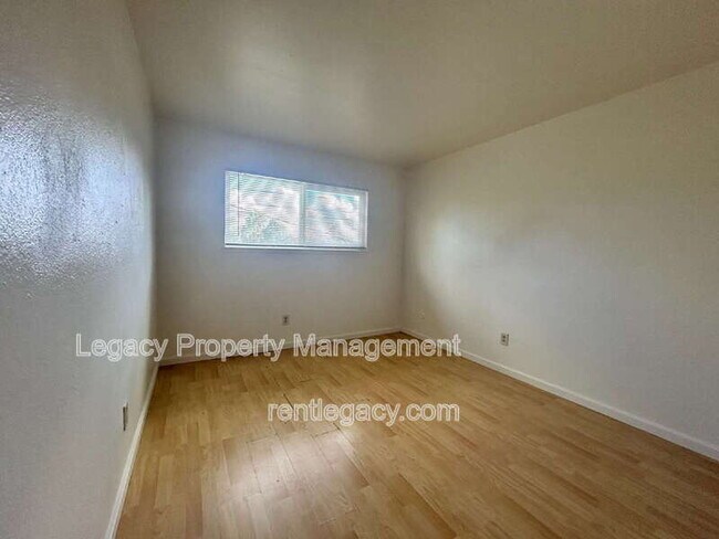 Building Photo - 4552 Ashcroft Ave