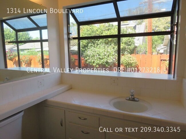 Building Photo - 1314 Lincoln Blvd