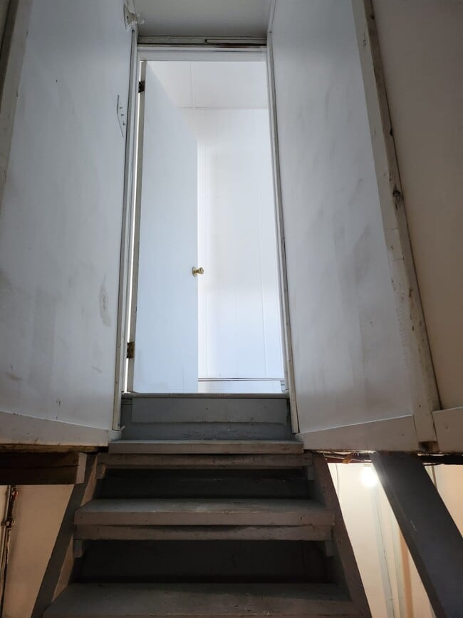 Building Photo - 648 E Scott St