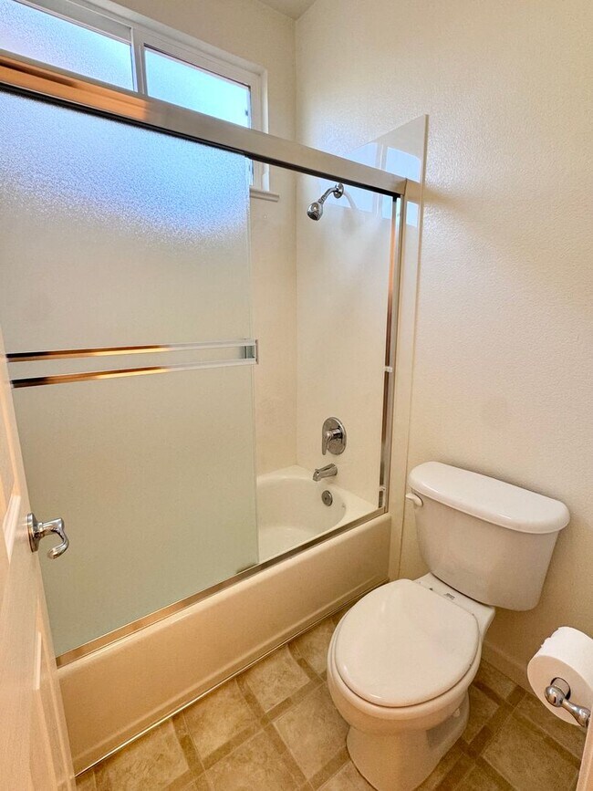Building Photo - Beautifully Maintained Single Story 4 Bed ...