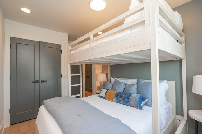 Building Photo - 400 33rd Ave N