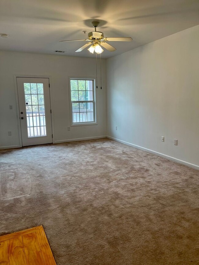 Building Photo - Newly Renovated 3 Bedroom Condo at a GREAT Price!