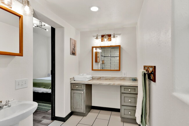 Building Photo - 902 Residence St