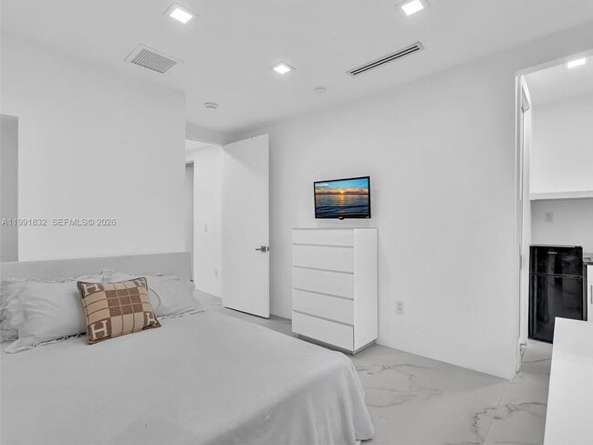 Building Photo - 3010 Alton Rd