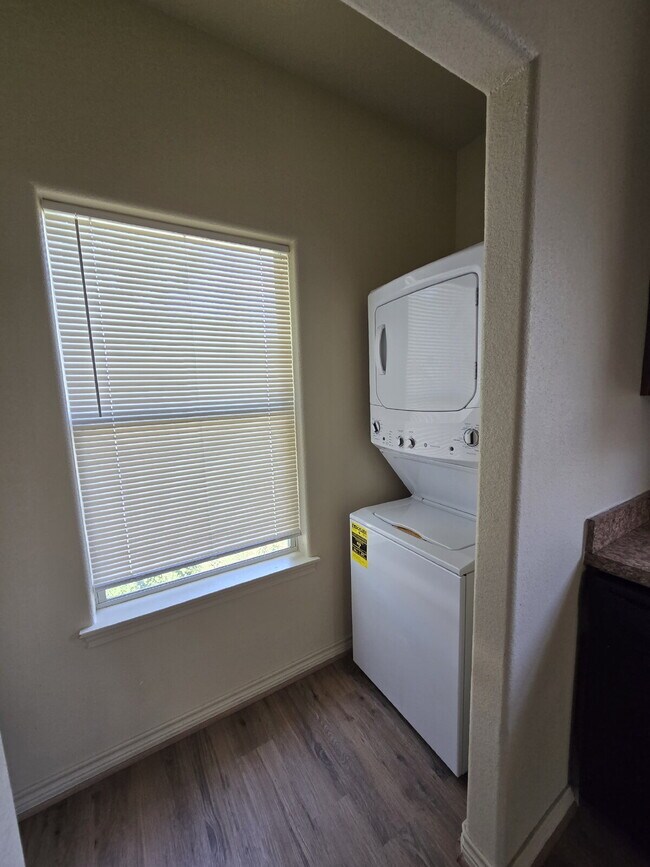 Building Photo - Completely renovated 3-Bed Duplex in the M...