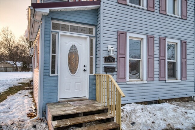 Building Photo - 1702 Lake St