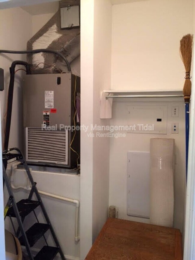 Building Photo - 920 Southmoor Dr