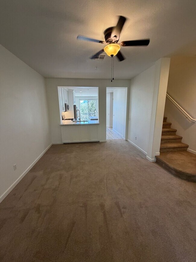 Building Photo - FOR LEASE – Beautiful 2 + 2.5 Townhome with A/C, Near Downtown Ventura & the Beach!