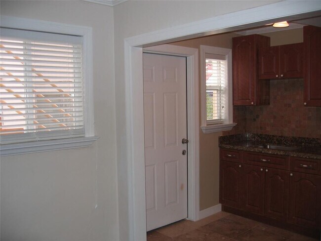 Building Photo - 115 Antiquera Ave