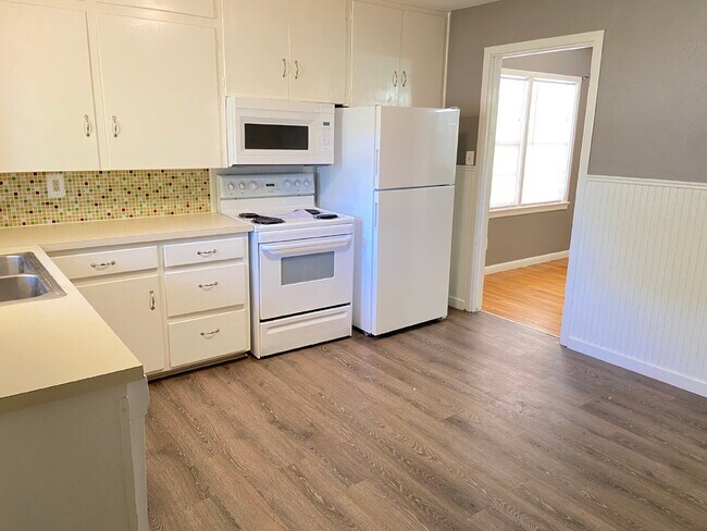 Building Photo - Spectacular Home With Classic Flair Locate...