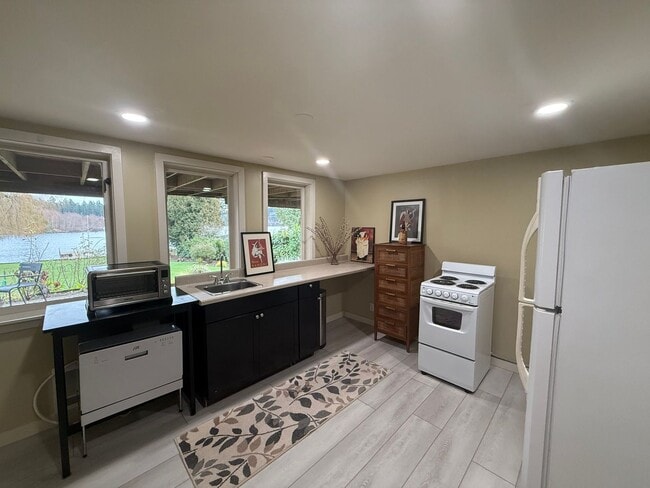 Building Photo - Charming 1 bed, 1 bath overlooking Lake Ballinger in Edmonds Bottom Floor Of Duplex $2350/mo.