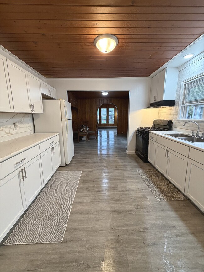 Building Photo - 120 Peale St