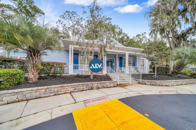 Building Photo - Modern 3-Bed Condo: Lovely Appliances, LVP...