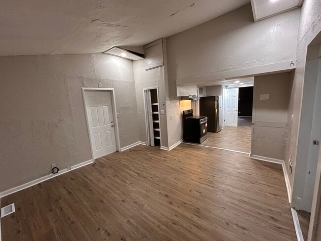 Building Photo - Easy and Breezy on Lakeview