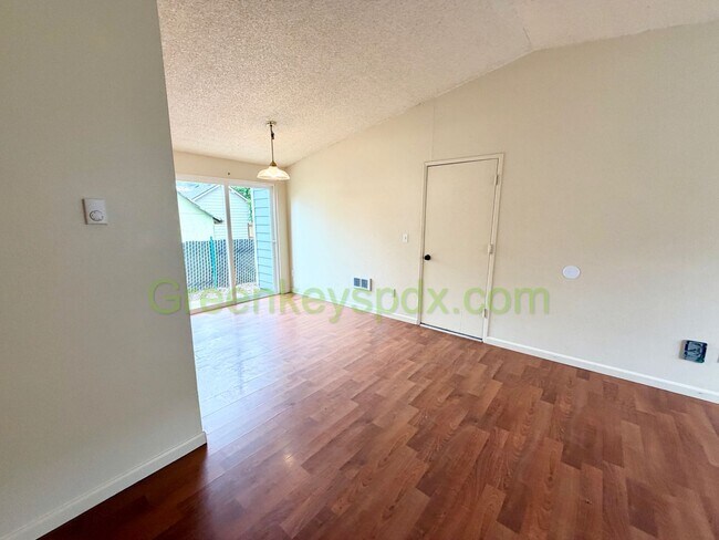 Building Photo - Wonderful 3-bedroom 2 Bath House in SE Portland!