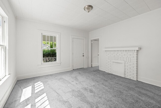 Building Photo - Charming 4 Bedroom, 2 Bathroom house