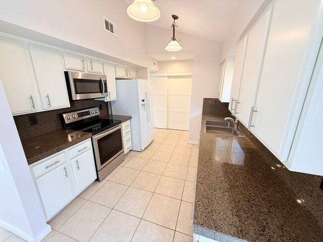 Building Photo - Beautifully Remodeled Condo in Saddlerock Estates
