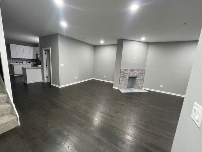 Building Photo - ?? Spacious 3BR + Den | 3-Level Home with ...