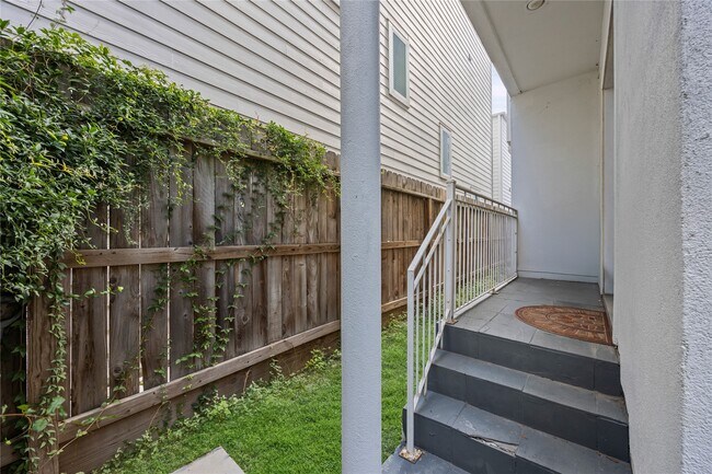 Building Photo - 5628 Kiam St