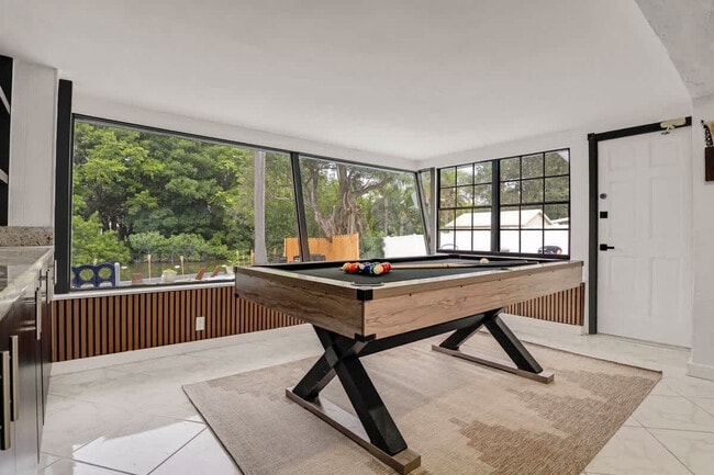 Building Photo - 20140 NE 25th Ct