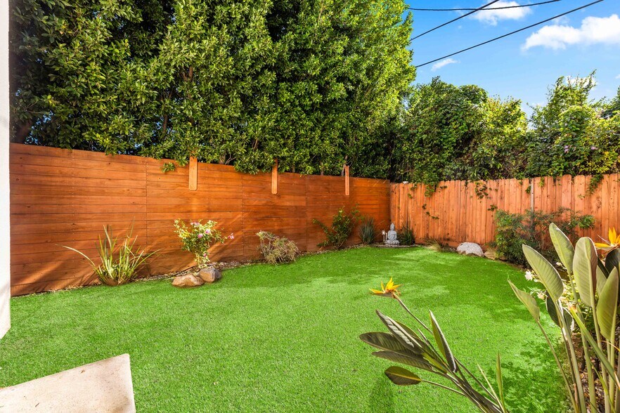 Building Photo - 5702 Vanalden Ave