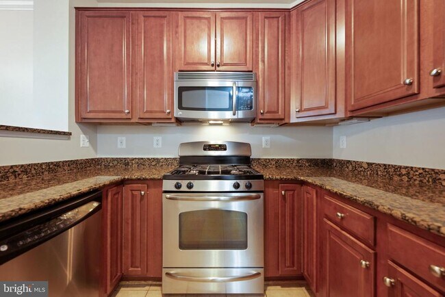 Building Photo - 15555 John Diskin Cir