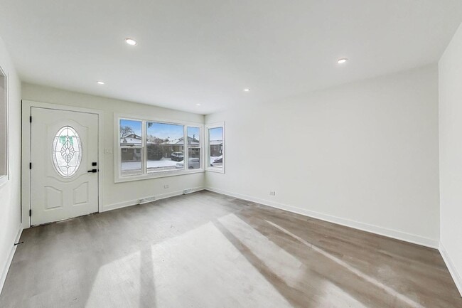 Building Photo - 5028 N Oneida Ave