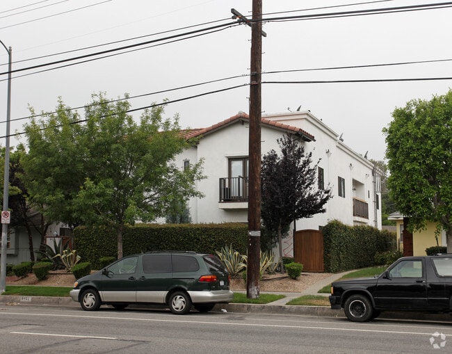 Primary Photo - 3 Bedroom 2 Bathroom Apartment