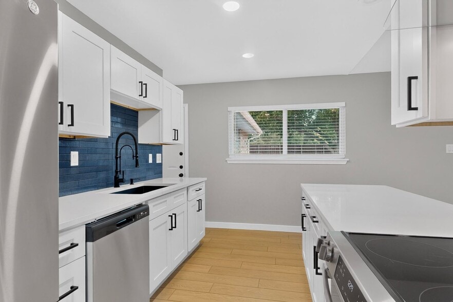Building Photo - 900 Rocky Creek Ln