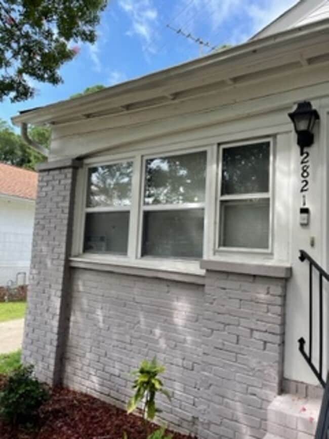 Building Photo - Completely renovated spacious single famil...