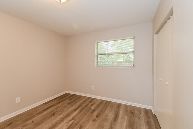 Building Photo - 2123 Patou Dr W