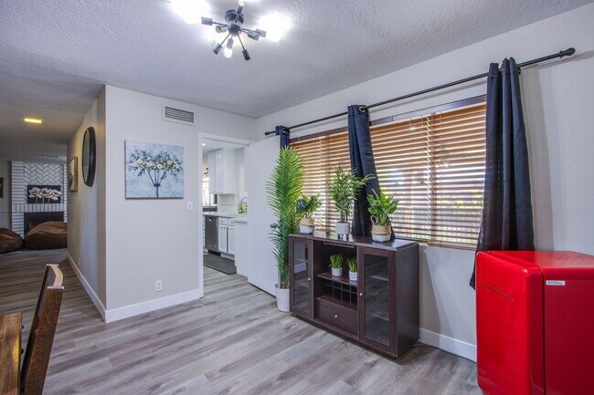 Building Photo - 2342 Viewcrest Rd