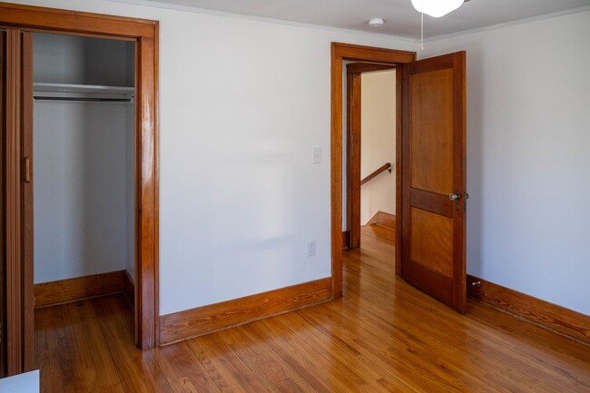 Building Photo - Charming 3 bedroom