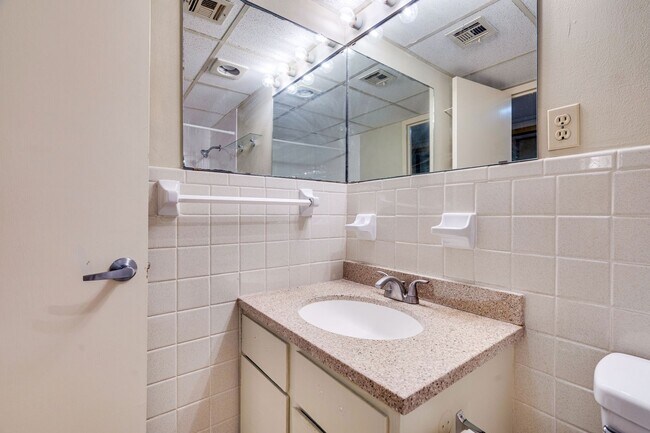 Building Photo - DOWNTOWN MID RISE - 1BD/1BA -  ALL BILLS PAID - GATED - RESERVED PARKING - $1395