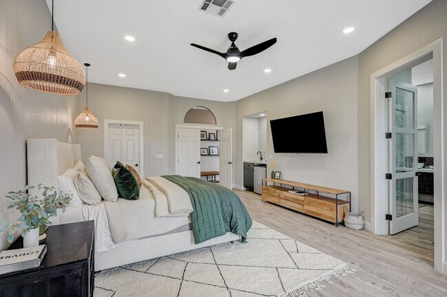Building Photo - 4 Bedroom Contemporary Furnished-Renovated...