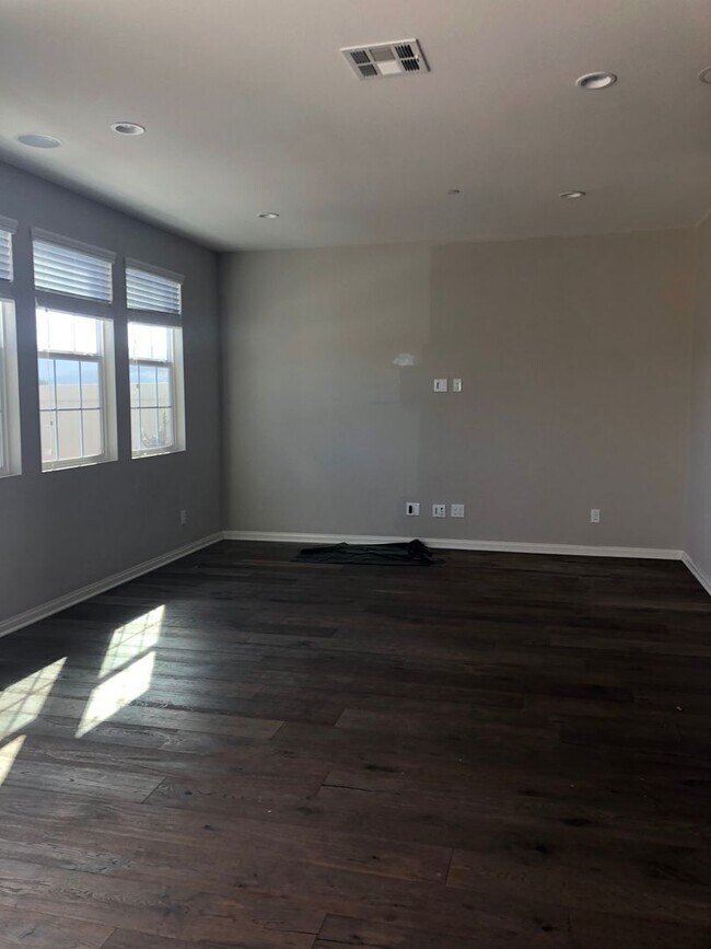 Building Photo - Beautiful 4BR/3BA Del Sur Townhome