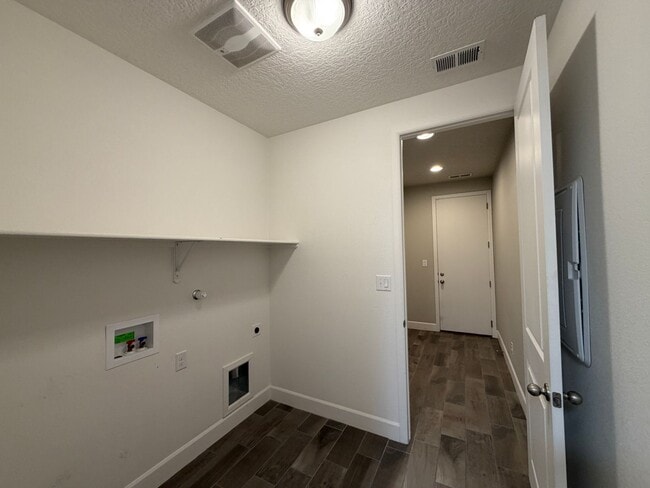 Building Photo - Luxury Single Story 3 Bedroom Plus Office / Sitting Room Recent Construction Available in Exclusi...