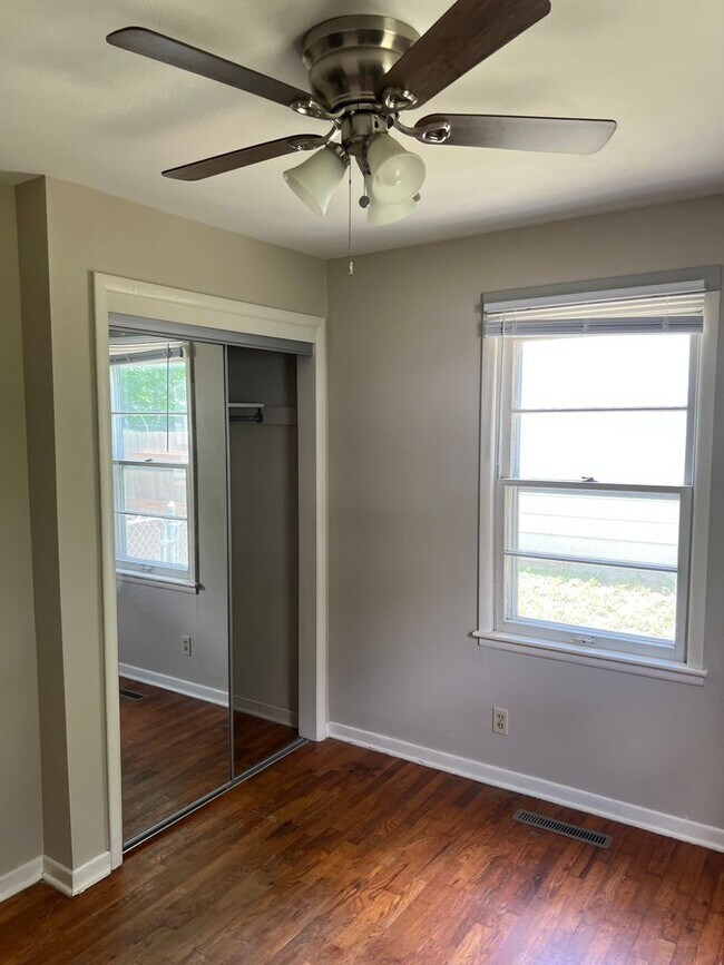 Building Photo - 3 bedroom/2 bath house close to KU with washer/dryer