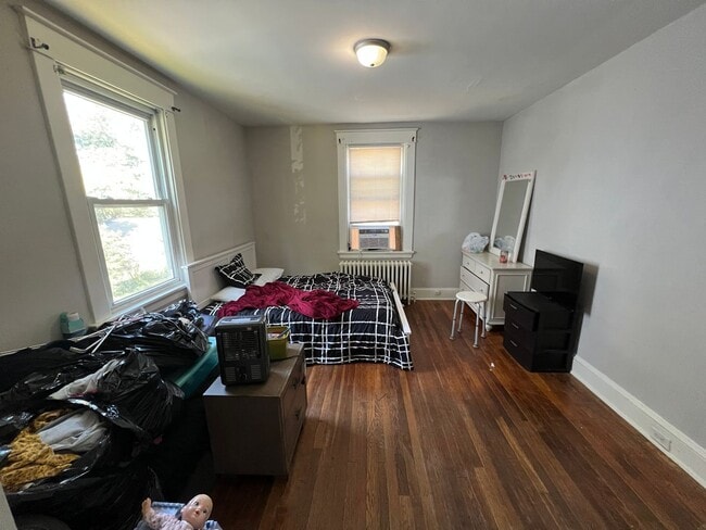 Building Photo - Spacious 4-Bedroom Home