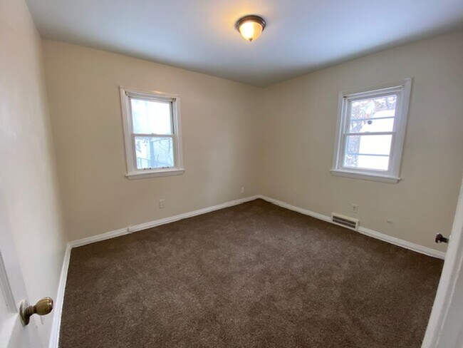 Building Photo - Cozy West Akron Ranch w/ Finished Basement & Garage