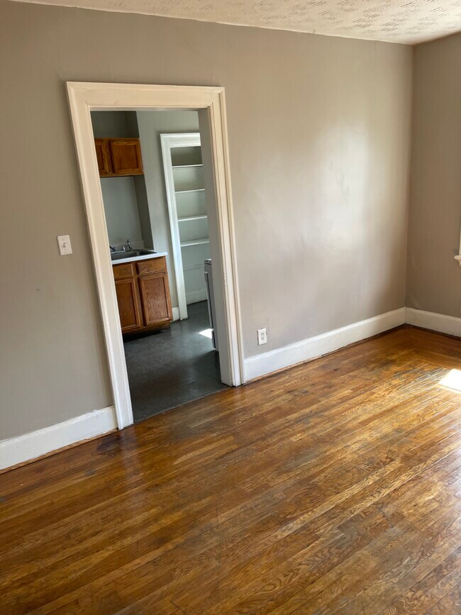 Building Photo - 5 E Mitchell Ave