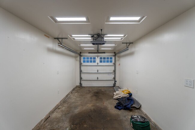 Building Photo - Forest Avenue Hideaway