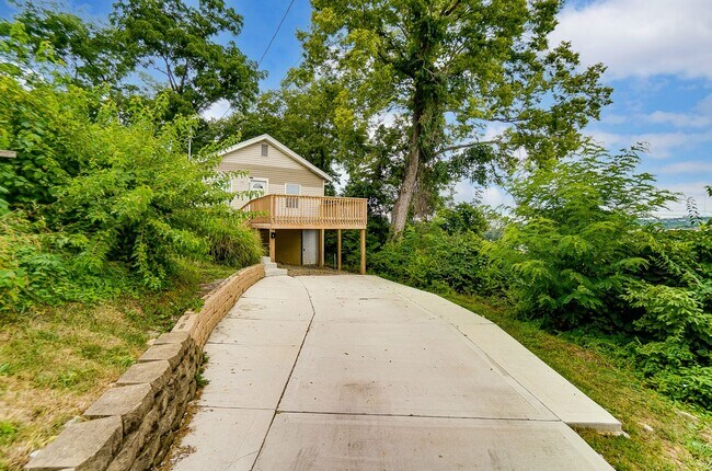 Building Photo - 2 Bedroom, 1 Bath With Amazing Views!