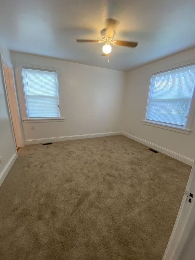 Building Photo - 2 Bedroom 1 Bath
