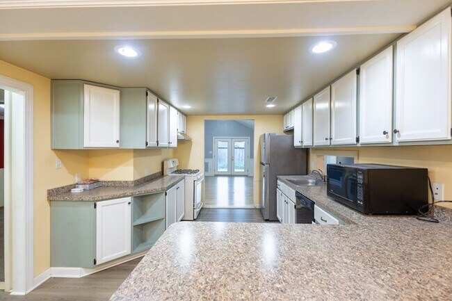 Building Photo - Cozy 3 BR/2 BA Single-Family Home in Halet...