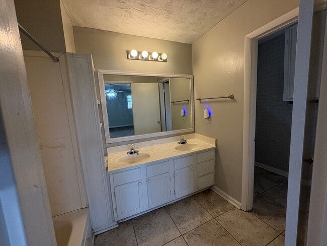 Building Photo - 3 Bed/2 Bath Home in Brandon