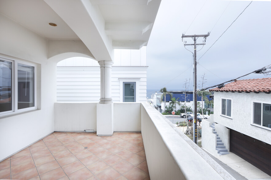 Large balcony off living room and kitchen - 308 19th Pl