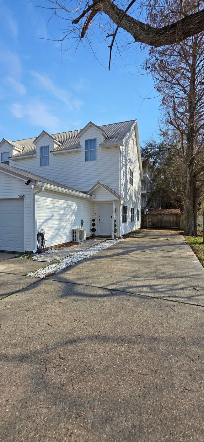 Building Photo - 1805 Irish Hill Dr